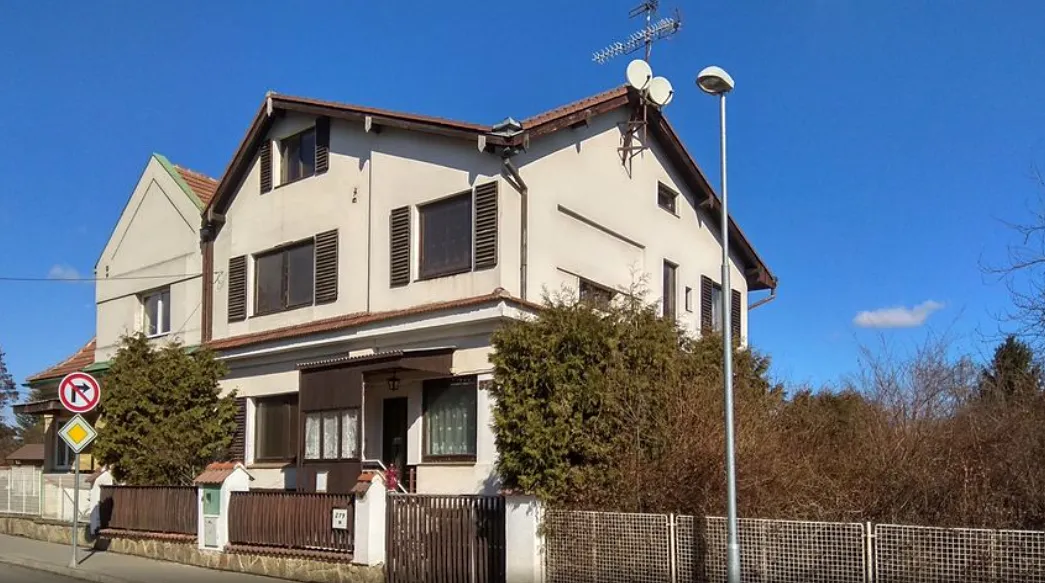 Prodej podílu 1/2 rodinného domu 165 m², pozemek 1213 m²